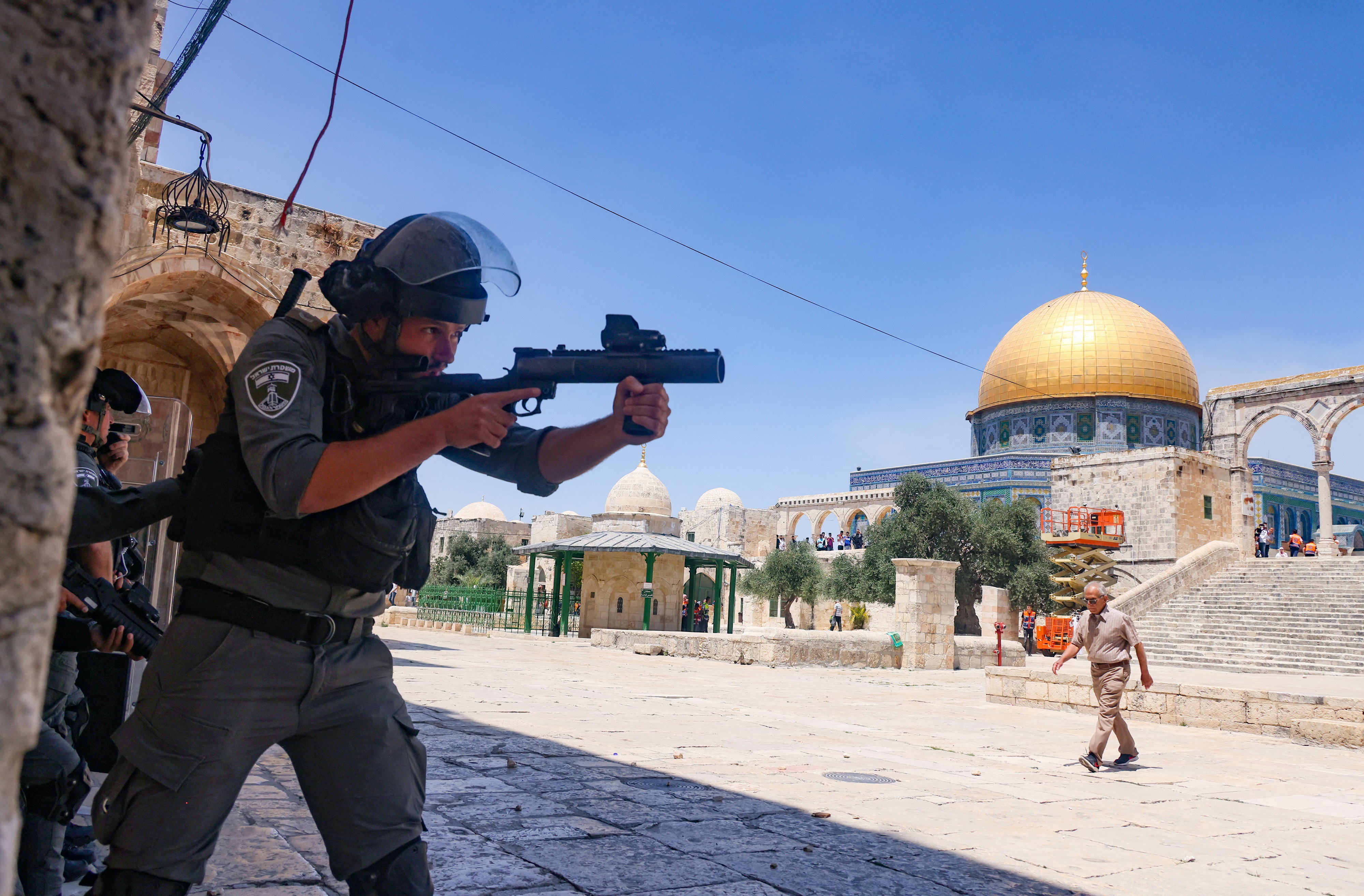 Israeli forces clear Al-Aqsa